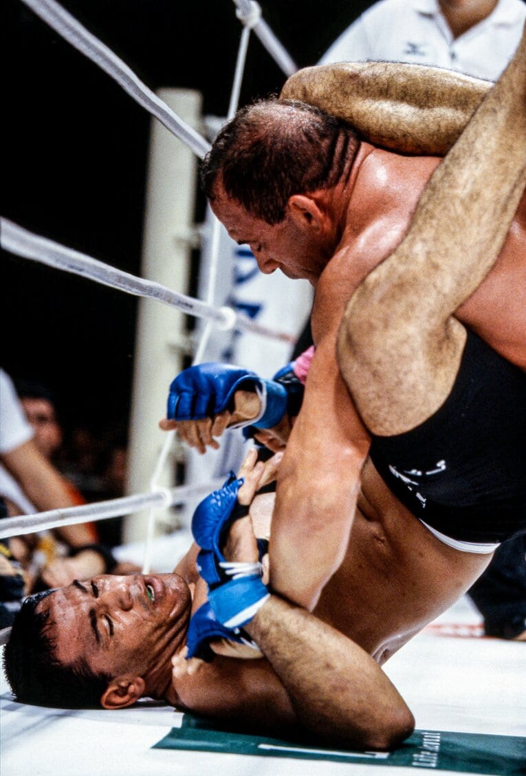 2001年9月の『PRIDE.16』では、2戦目にして初代UFCヘビー級王者で2000年のPRIDEグランプリ優勝者であるマーク・コールマンと激突