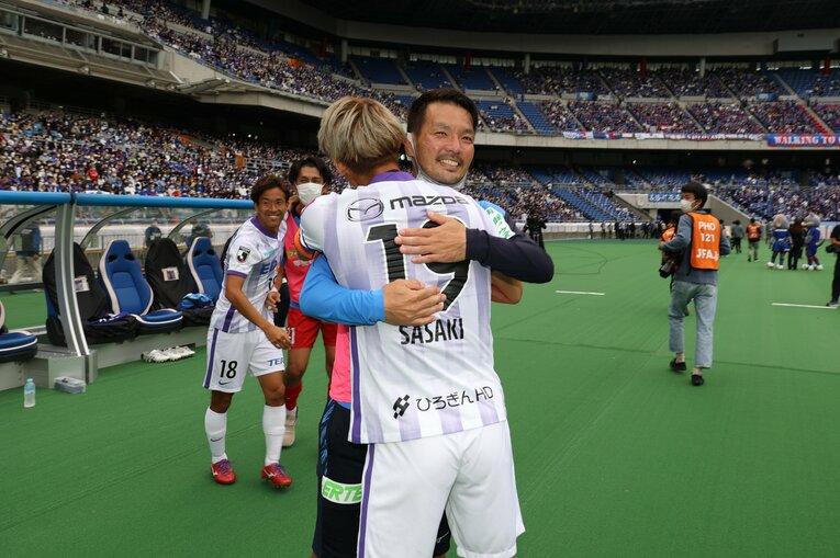 元チームメイトの佐々木翔と抱擁する山本英臣　©2022VFK