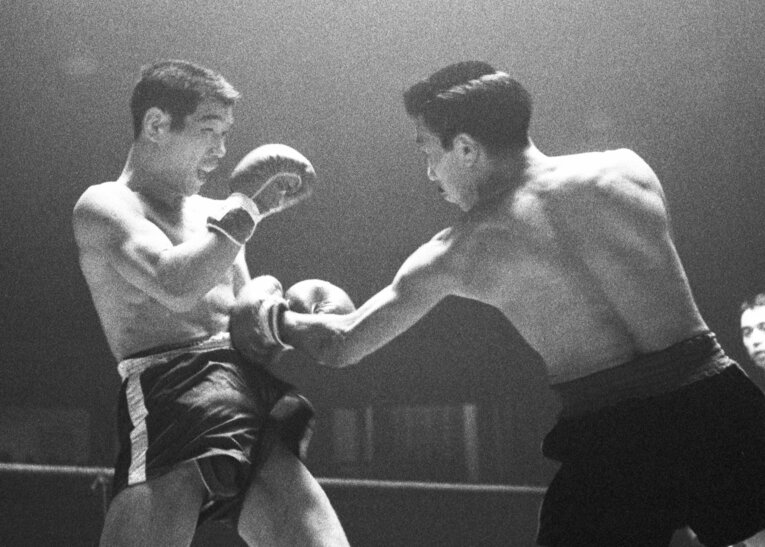 世界1位同士の対戦として注目されたメデル（右）との対戦で、矢尾板は判定負けを喫した　©KYODO