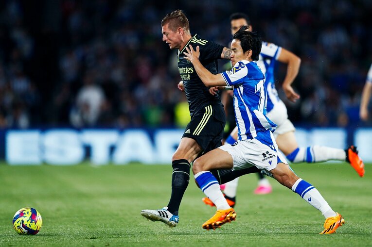 「久保建英がスペイン紙の一面に！」子供サポ「タケが決めるよ」予言通りマドリーを圧倒“ソシエダの熱狂”は翌日も…カメラマンは見た(14)