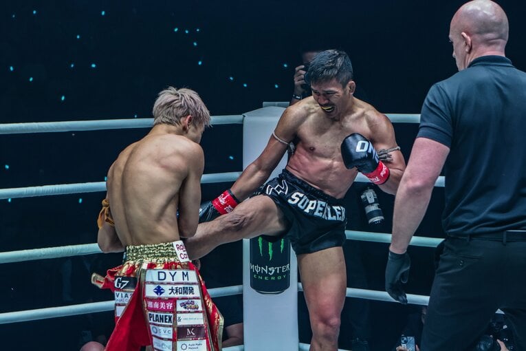 スーパーレックも気迫でローキックを返す　©ONE Championship