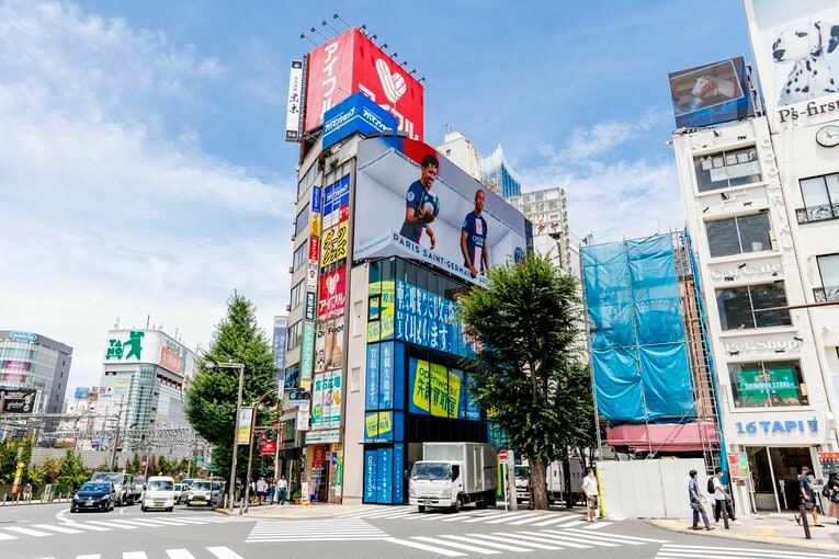 20日、新宿。3DビジョンにPSGのスターたちが登場　©Kiichi Matsumoto