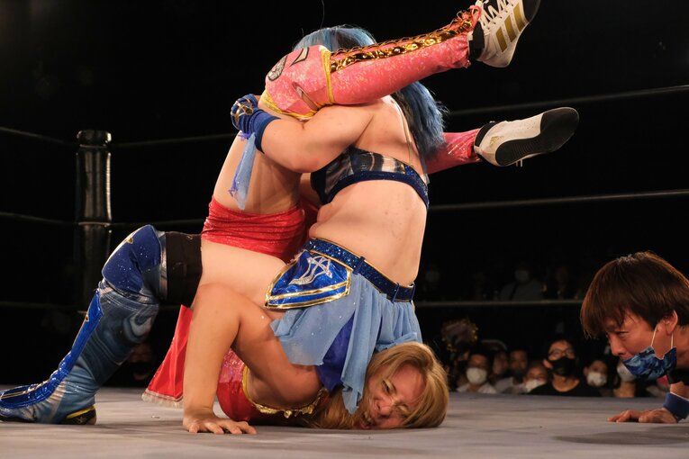 デビュー戦はコンバインで完敗。しかし、エチカはプロレスに「自由な世界」を感じたという