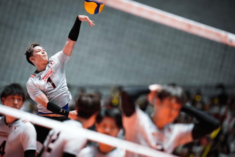 西田有志の強烈なサーブ　©FIVB