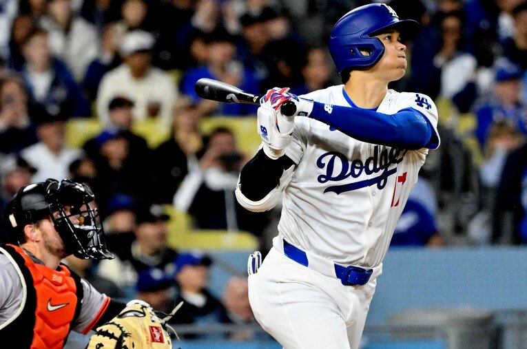 4月3日（現地時間）のジャイアンツ戦でドジャース移籍後、第1号となるホームランを放った大谷翔平。その後のボール回収ではまさかのトラブルも ／ photograph by Getty Images