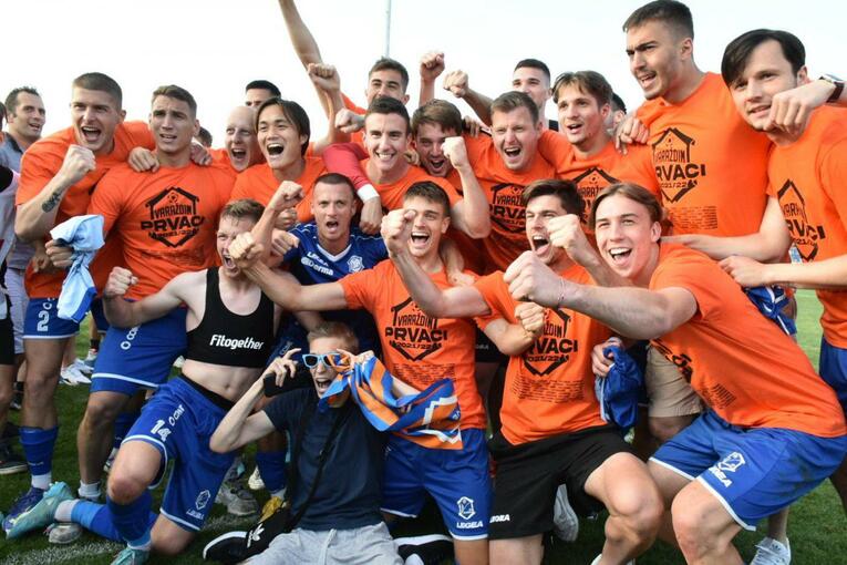 1部昇格を決めてバラジディンのチームメイトと祝う浦田樹　©Siniša Sović / NK Varaždin