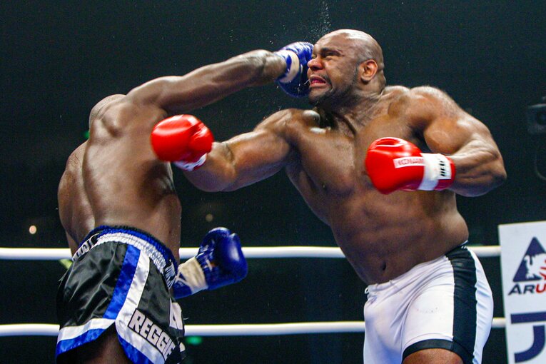 サップに右をヒットさせたホースト