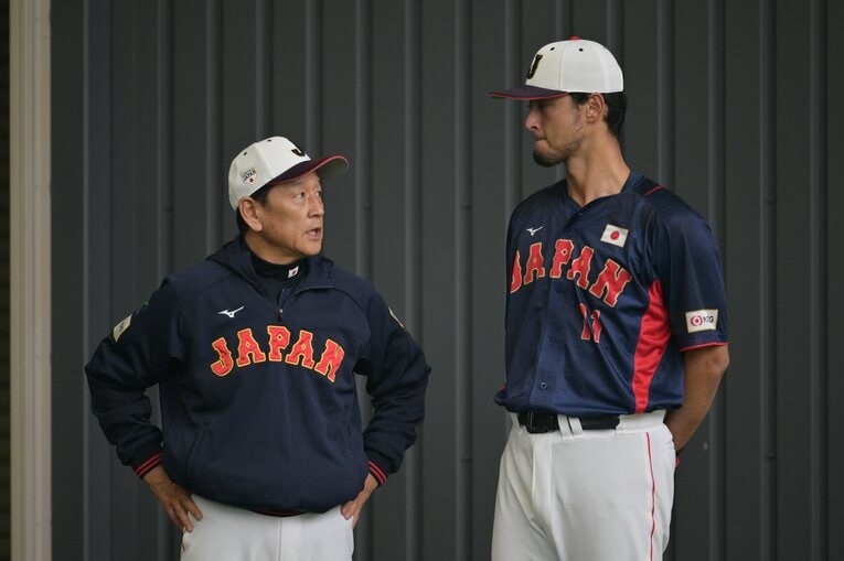 栗山監督と会話をかわすダルビッシュ　©Hideki Sugiyama