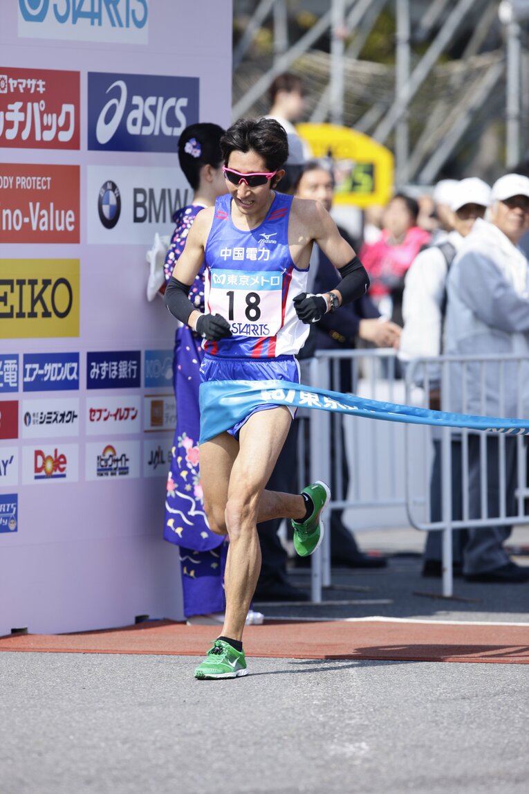 2011年の東京マラソンでゴールする岡本直己。「ミスター駅伝」と呼ばれながらマラソンも通算19回も走った　©Shiro Miyake