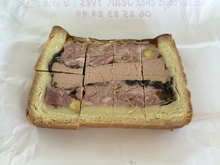 トゥールーズ、マルシェの豚肉屋で買える“絶品パテ（フォアグラ入り）”