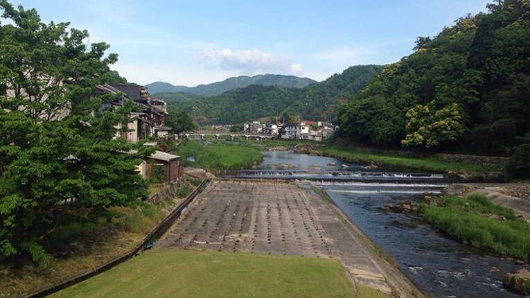 倉吉駅前からバスで20分ほどにある三朝温泉。三徳川沿いの自然豊かな景色にも癒やされる。