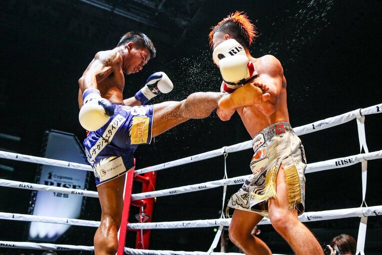 ロッタンの強烈なミドルキック　©Susumu Nagao