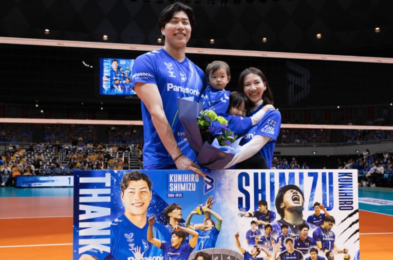 引退セレモニーでは妻・七菜さんと娘、息子も駆けつけた　©OSAKA BLUTEON