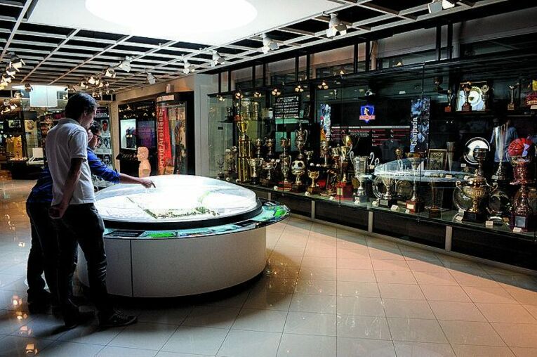 クラブ創設は1925年。ずらり並ぶトロフィーはチリリーグで通算32回の優勝を誇る名門の証