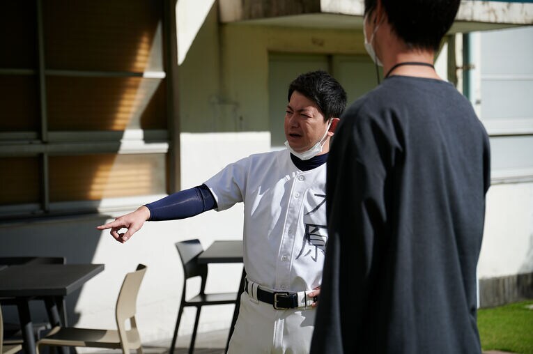 撮影内容を相談するダンビラムーチョ　©Ichisei Hiramatsu