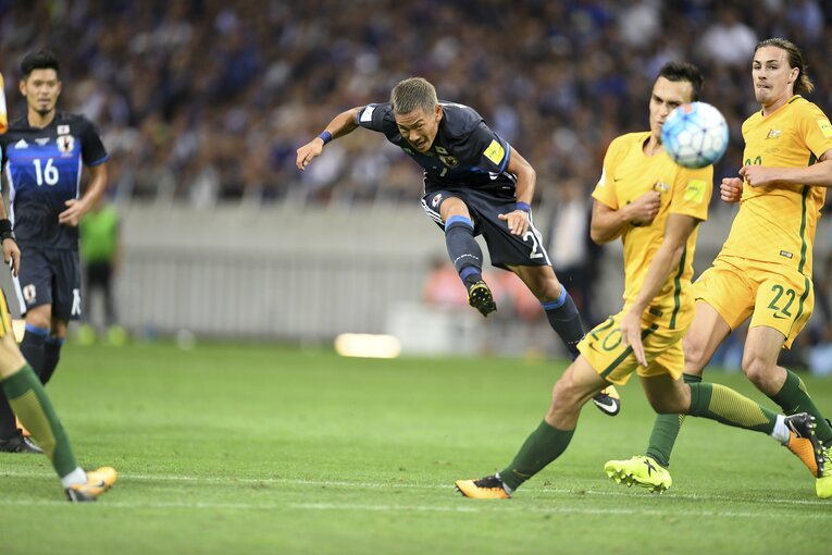 日本のロシアW杯出場を決定づけた井手口のスーパーミドル（写真をクリック、スワイプすると13年と17年の日本vsオーストラリアをご覧になれます）　©Asami Enomoto