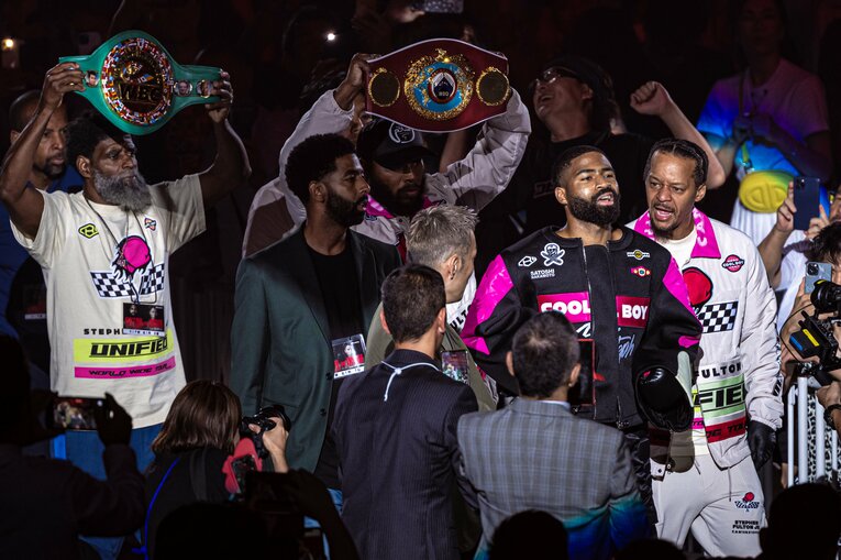 入場シーンでフルトンを鼓舞するラヒームトレーナー（右）©︎Takuya Sugiyama