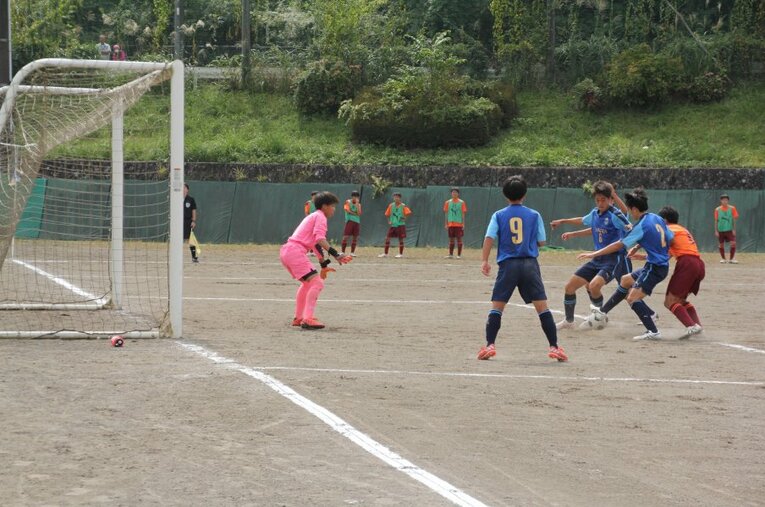 ゴール前の粘り強いディフェンスを繰り返す ／ photograph by Satoshi Shigeno