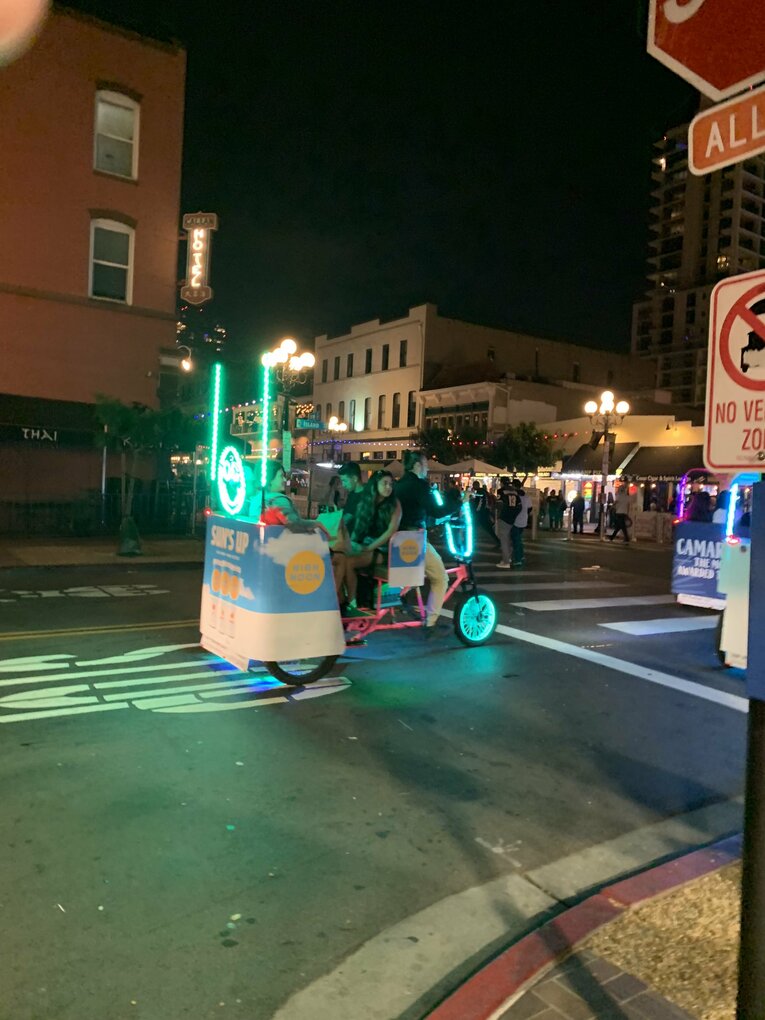 サンディエゴでは「Pedicab」と呼ばれる蛍光色の3輪自転車タクシーがたくさん走っていた。アジアでみるシクロと同じ感じ