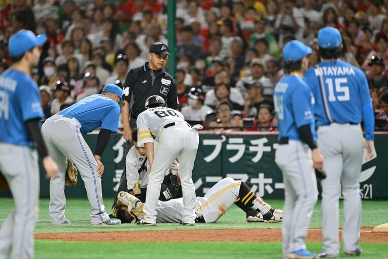 ［第4戦］ホークス中村晃が一ゴロで不運な悶絶の一部始終　©Hideki Sugiyama