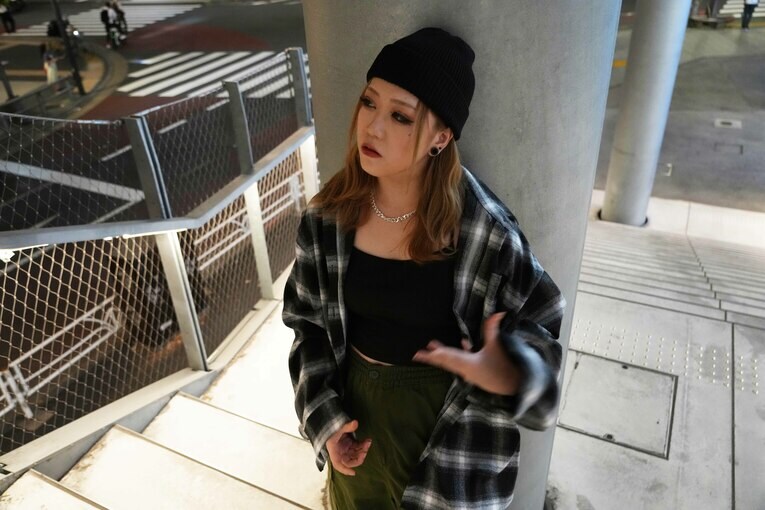 ファッションにも独自のこだわりが感じられる