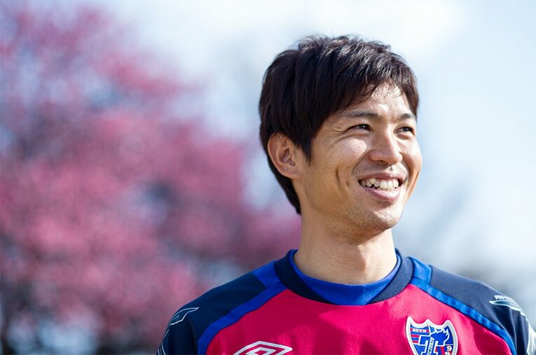 FC東京の練習場で、森重真人は明るい表情を見せた。W杯まであと3カ月、彼は虎視眈々と狙っている。 ／ photograph by Yuki Suenaga