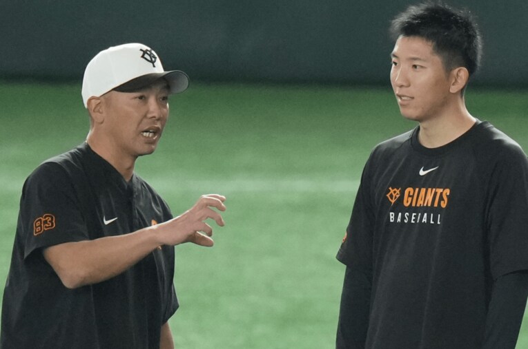 戸郷翔征と話し込む巨人・阿部慎之助監督。写真は開幕前の3月25日 ／ photograph by Sankei Shimbun