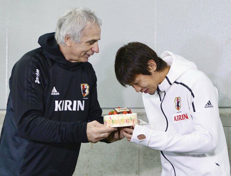 2016年11月12日の誕生日、ハリルホジッチ監督（当時）からバースデーケーキを受け取る清武　©KYODO