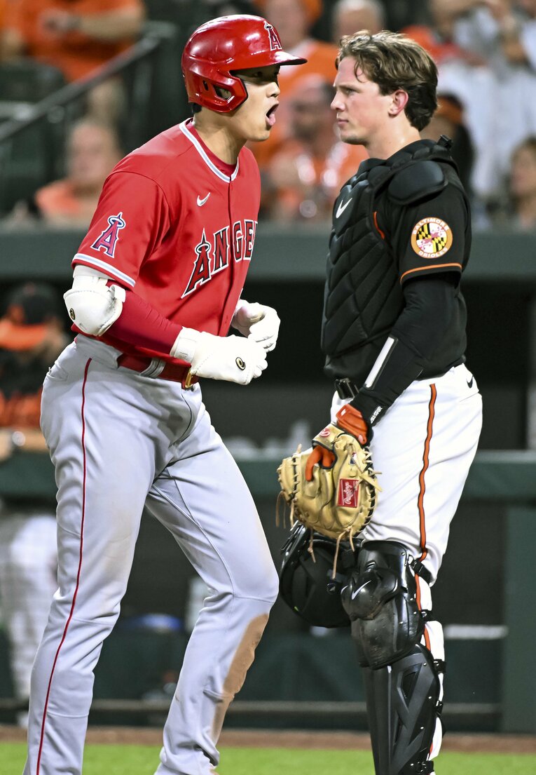 ホームイン後、捕手のすぐ隣で思わず声をあげる大谷　©Getty Images