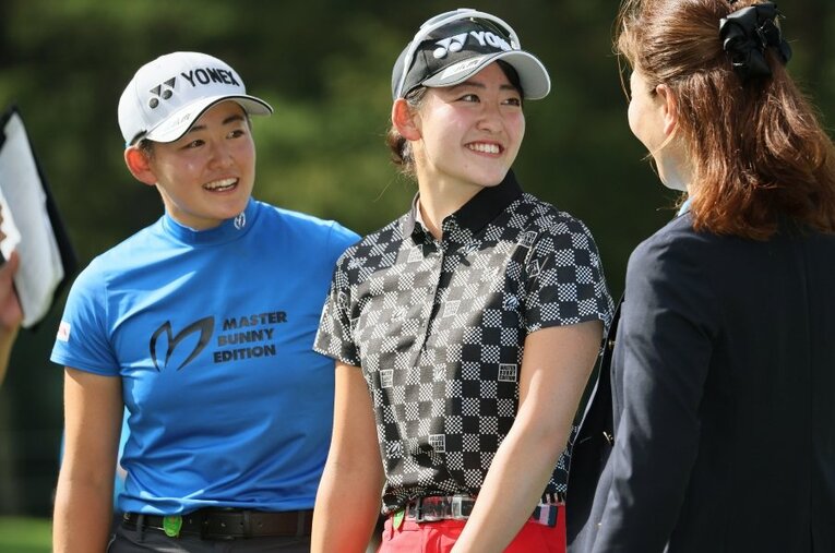 今季は姉妹で優勝争いを演じるなど話題の中心にいる岩井明愛（左）と千怜（写真は千怜のツアー初優勝時／2022年）。初の海外メジャーとなる全米女子オープンでも活躍が期待される ／ photograph by JIJI PRESS