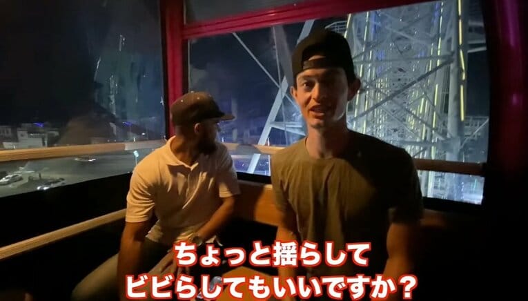 通訳さん、撮影スタッフ、現地警察2人と計5人でゴンドラに乗り込む乙坂　写真は乙坂智YouTubeチャンネル『NICORAZON』より