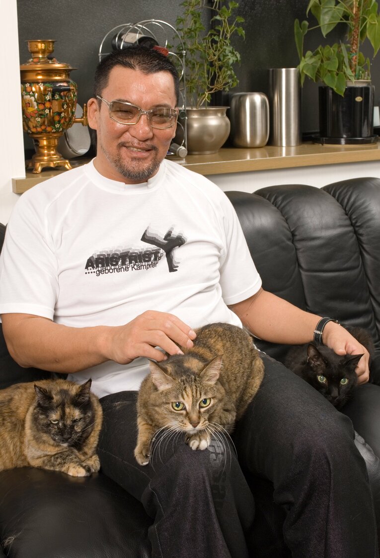 自宅で猫をめでる蝶野正洋（2006年）　©︎Takuya Sugiyama