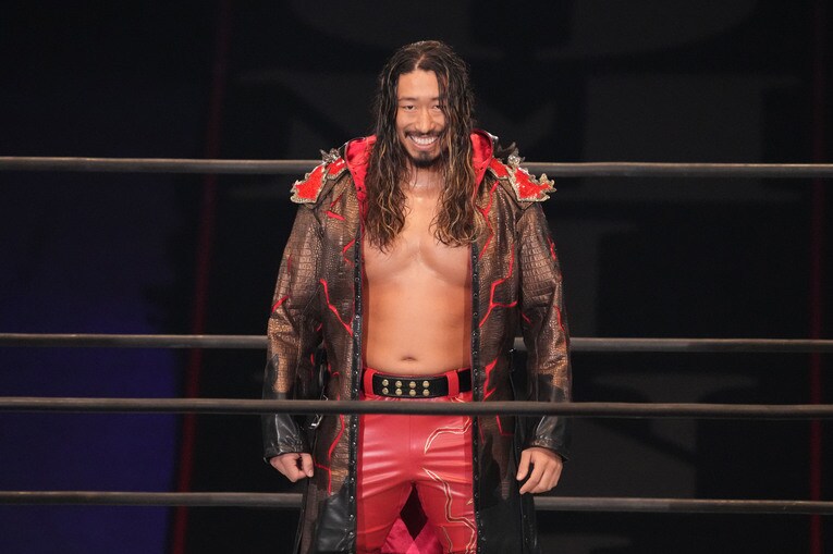 辻陽太は不敵な笑みを浮かべてリングイン