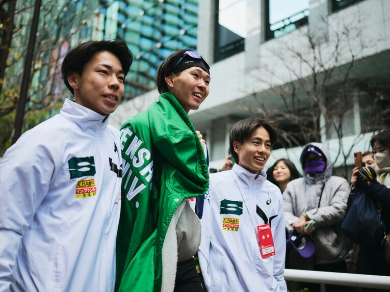 専大新主将・藁科健斗（中央）　©Yuki Suenaga