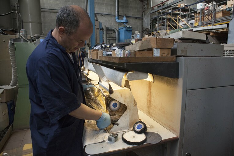 W杯トロフィー「門外不出の製造過程」を特別に撮った…4代目女性社長いわく「情熱が工房の隅々にまで息づいています」(13)