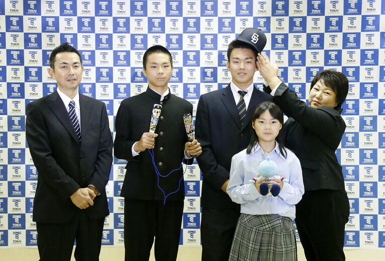 東海大相模時代、2015年ドラフト会議で中日から1位指名　©JIJI PRESS