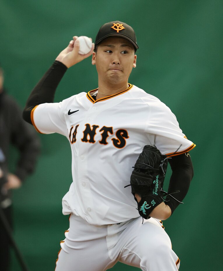 新人王に輝いた巨人・船迫大雅（28歳）。2022年ドラフト5位で巨人入り。2年目の今季は51試合登板、4勝無敗22ホールド、防御率2.37　©JIJI PRESS