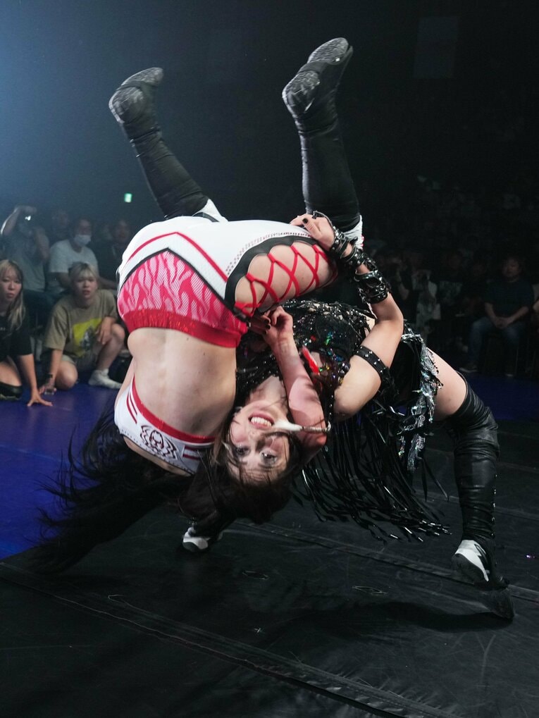 場外でスープレックスを見せる上谷沙弥　©Essei Hara