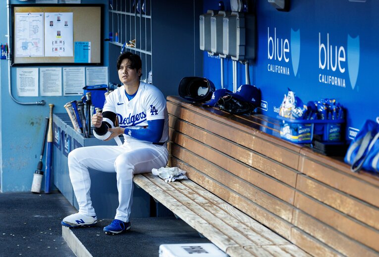 ドジャースベンチでの大谷翔平。現地取材で分かった、他選手とは異なる“時間の使い方”とは？　©Getty Images