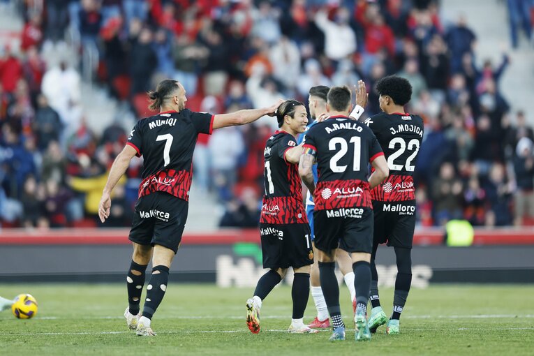 「脱ぐと筋骨隆々な肉体で」「ゴールで響く“タクマ・アサノ”コール」日本代表未招集も…カメラマンが見たFW浅野拓磨のマジョルカで愛される姿(10)