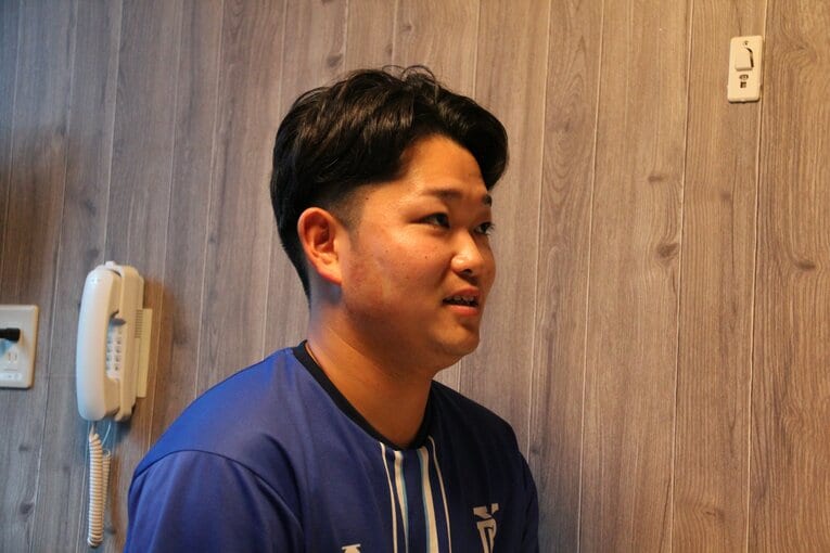 柔和な表情で取材に応える石田　©NumberWeb