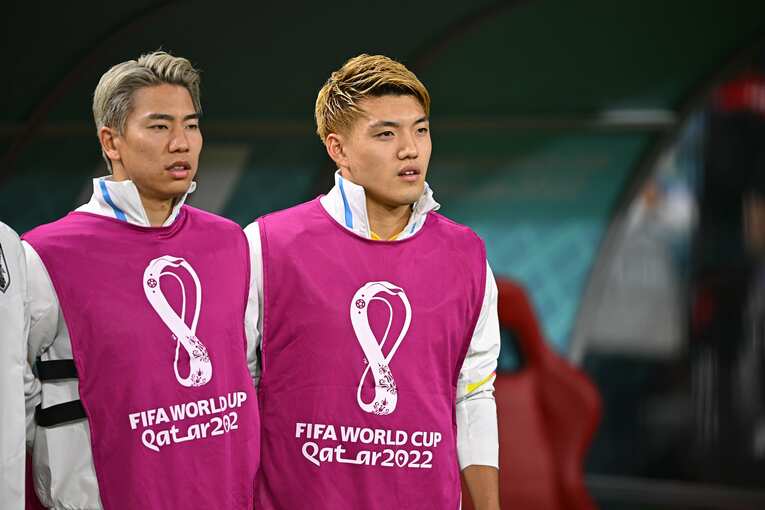 スペイン戦はベンチスタートだった堂安律（右）©︎Takuya Kaneko/JMPA