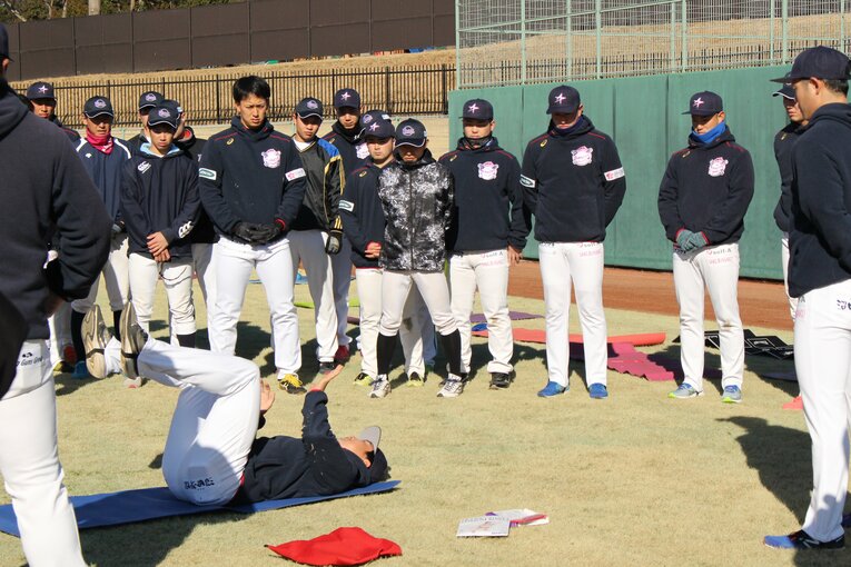 小山田コーチの指導風景　©茨城アストロプラネッツ