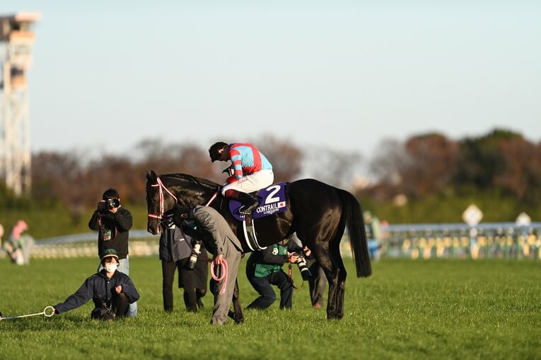 コントレイルとともにお辞儀をしているようにも見えるこの場面は、ファンの間でも感動を呼んだ