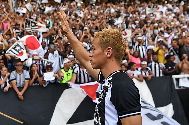 ボタフォゴで予想以上の大歓迎を受けた本田圭佑。その要因の1つに、三浦知良ら大先輩の歩みがあったことは間違いない。 ／ photograph by AFP/AFLO