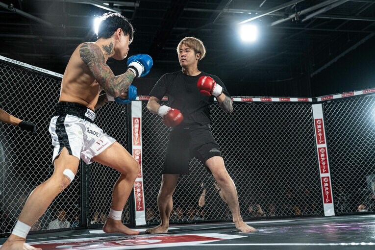 試合は激しい打ち合いで始まったが…　©BreakingDown