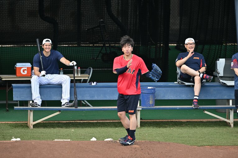 マイアミ入り後、大勢の投球練習を笑顔で見守る大谷翔平と吉井理人投手コーチ　©Naoya Sanuki
