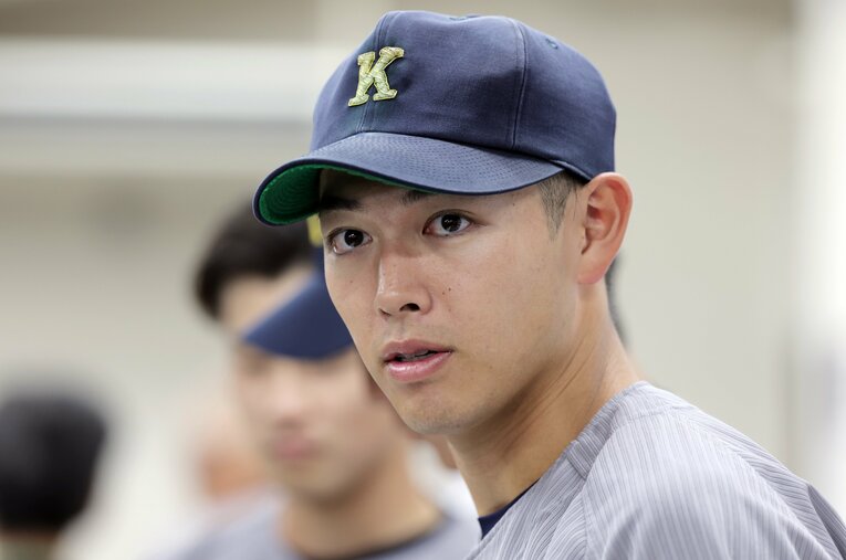 今年のドラフトで注目が集まった清原正吾（慶應大）。取材の最後に、武田氏は清原にエールを送った ／ photograph by JIJI PRESS