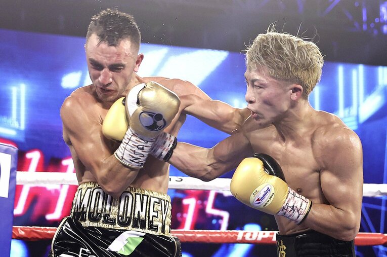 2020年10月31日、WBA・IBF世界バンタム級タイトルマッチで井上尚弥（右）にKO負けを喫したジェイソン・モロニー ／ photograph by KYODO