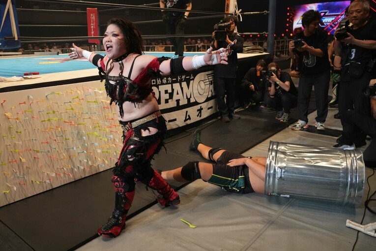 ドラム缶に入れられたオーカーン　©Essei Hara